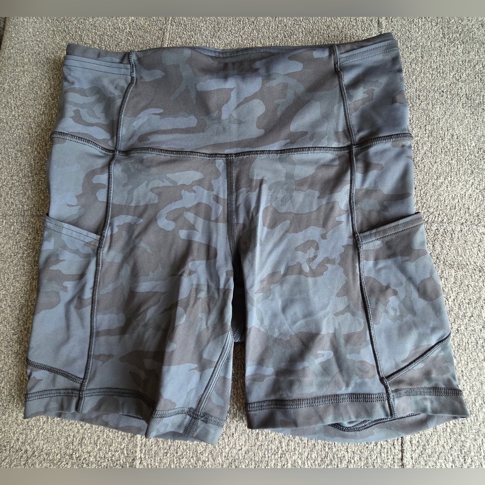 Lululemon HR Camo Shorts In Size 6